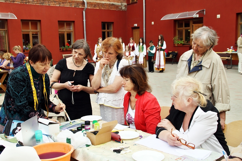 Guntas Skeltones (no kreisās) pieredzi uzmanīgi uzklausīja pasākuma dalībnieces. 
Autors: Uldis Varnevičs