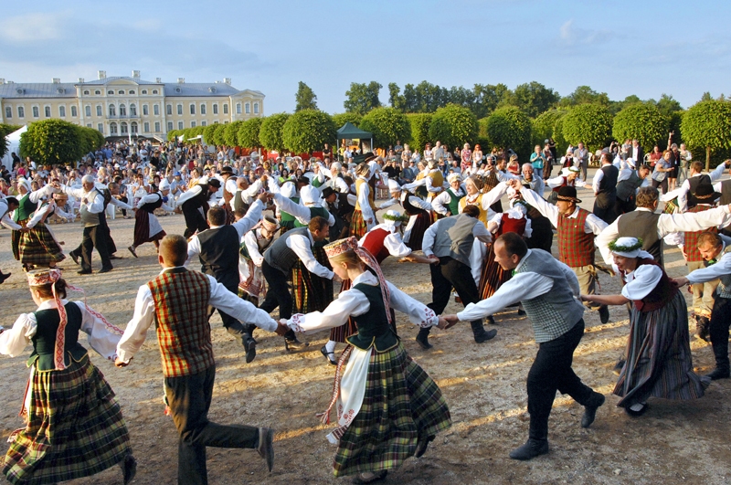 Latvijas, Lietuvas un Igaunijas dejotāji koncerta finālā kopīgā solī lēca «Līgo dančus», radot Deju svētkiem līdzīgu noskaņu.
Autors: Ivars Bogdanovs