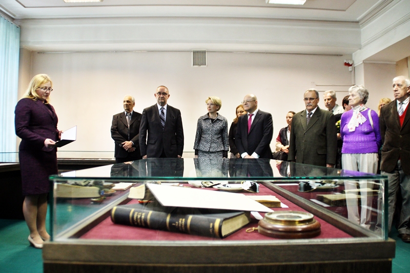 Fridriham Vesmanim veltīto izstādi apmeklēja Vesmaņu ģimenes pārstāvji, Latvijas augstākās amatpersonas un vēsturnieki.
Autors: Uldis Varnevičs