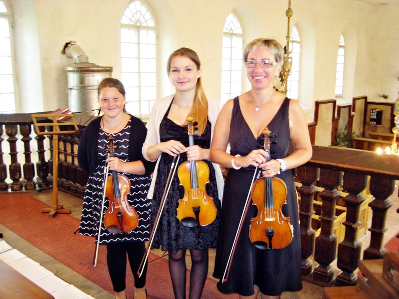Vijoļu trio – (no labās) pedagoģe Aiva Avotiņa, Dace Bukša, Katrīna Siliņa.
Autors: Inga Muižniece