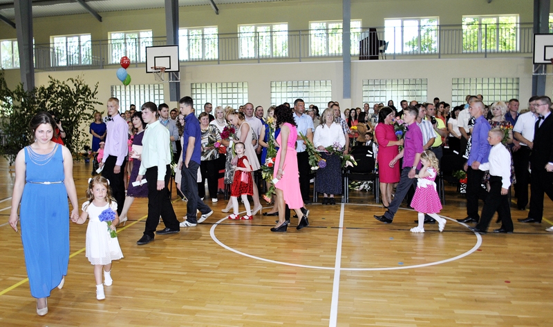 Ceraukstes pagasta Griķu skolas absolventi no mācību iestādes atvadījās sirsnīgi un svinīgi.
Autors: Māris Krūmiņš