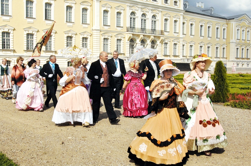 Svētku gājienā Rundālē Ludzas novada Isnaudas deju kopa «Pērle».
Autors: Ivars Bogdanovs