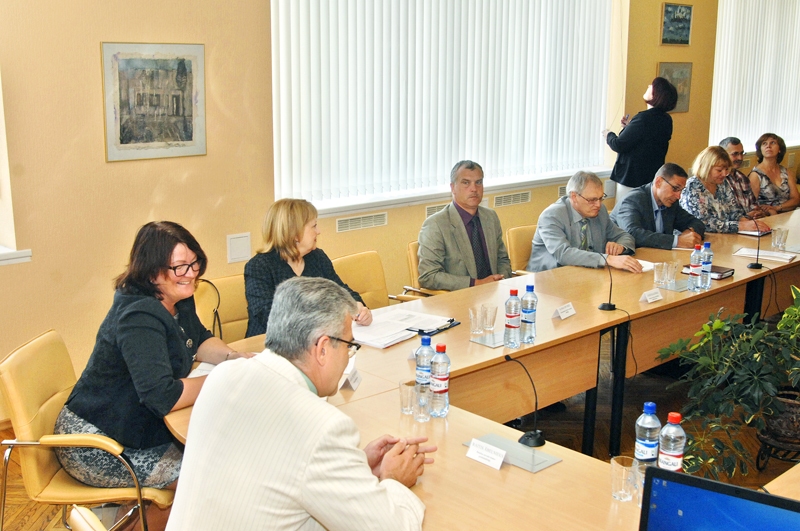 Ināra Pētersone (no kreisās), Valsts ieņēmumu dienesta ģenerāldirektore, atzina, ka pašvaldību vadītāji Bauskas, Rundāles un Vecumnieku novadā ir ar pieredzi un tikšanās ar viņiem izvērtās kompetentā diskusijā. 
Autors: Ivars Bogdanovs