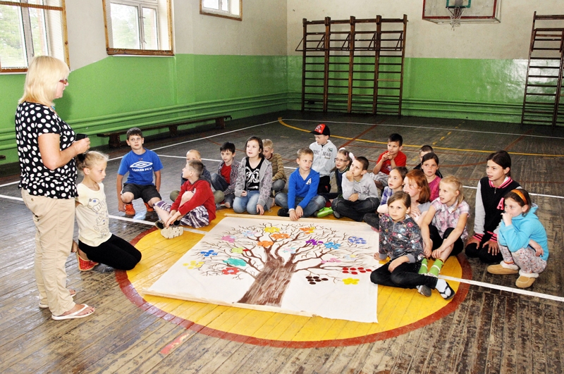 Nometnes dalībnieki izveidojuši karogu – koku, kura lapām pilnie zari simbolizē katra bērna ģimeni.
Autors: Ivars Bogdanovs