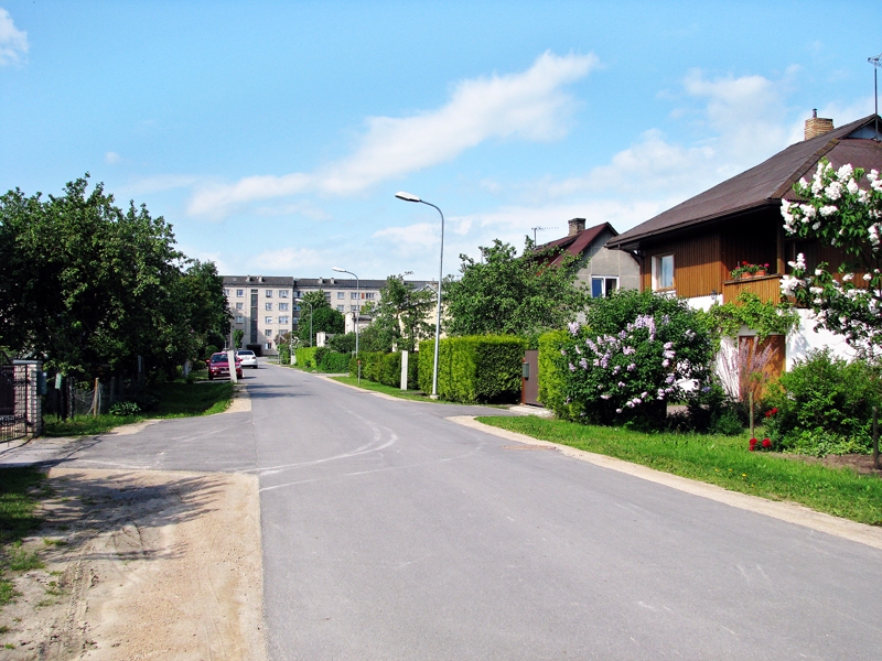 Asfalta segums Akāciju ielā ieklāts 2014. gada rudenī. Pirmās privātmājas te izbūvētas pirms vairāk nekā trīsdesmit gadiem. Visu šo laiku to iemītniekiem vajadzēja samierināties ar putekļiem. 
Autors: Vilnis Auzāns