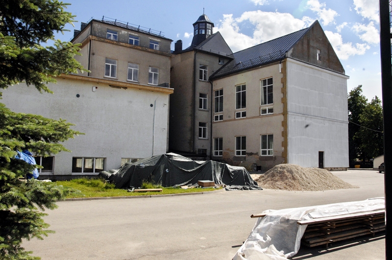 Bauskas Valsts ģimnāzija un sākumskola atstātas nepabeigta remonta stadijā.
Autors: Ivars Bogdanovs