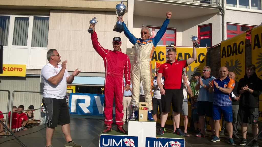 Uvis Slakteris (uz goda pjedestāla no kreisās) pirmajās starptautiskajās sacīkstēs izcīnīja otro vietu. 
Autors: No albuma.