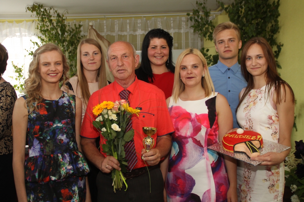 Modris Indriksons kopā ar tenisa grupas audzēkņiem. 
Autors: Uldis Varnevičs