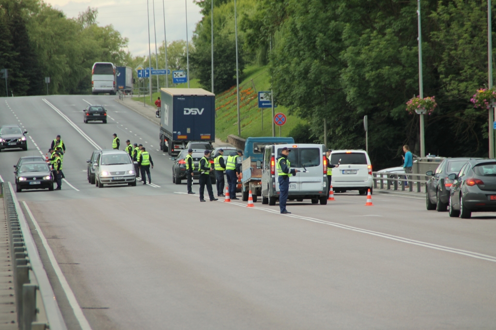 Pērn vasaras saulgriežos policisti reida laikā apturēja un pārbaudīja visus transportlīdzekļus, kas šķērsoja Mēmeles tiltu. 
Autors: No arhīva.