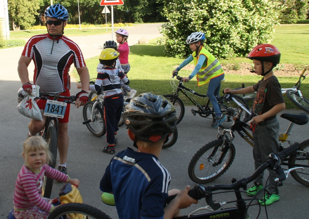 Kaspars Brazovskis (no kreisās) ar jaunajiem riteņbraukšanas interesentiem. 
Autors: Uldis Varnevičs