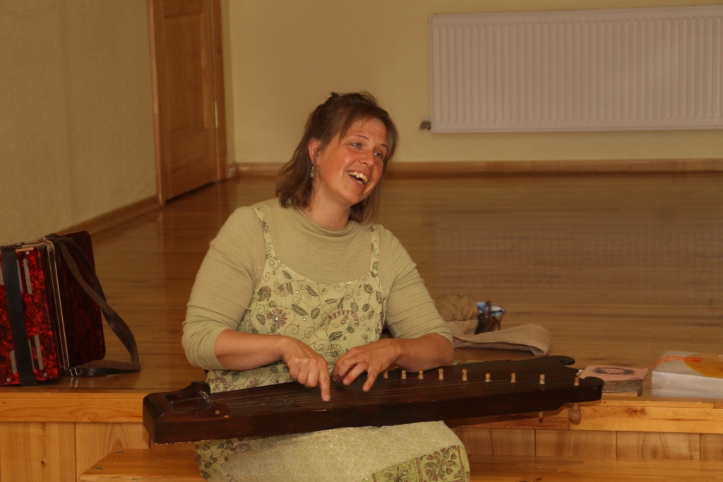 Dace Prūse dziedāja Līgo svētku meldiņus un dalījās pieredzē par saulgriežu rituāliem. 
Vecsaulieši klausījās, dziedāja un gāja rotaļās. 
Autors: Uldis Varnevičs