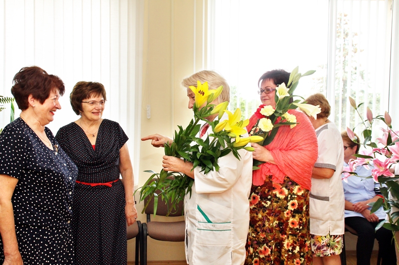 Ginekoloģēm Allai Hačikjanai (no kreisās) un Melitai Davidonei šonedēļ bija pēdējā darbdiena. Kolēģi pateicas par kopā pavadīto laiku. 
Autors: Uldis Varnevičs
