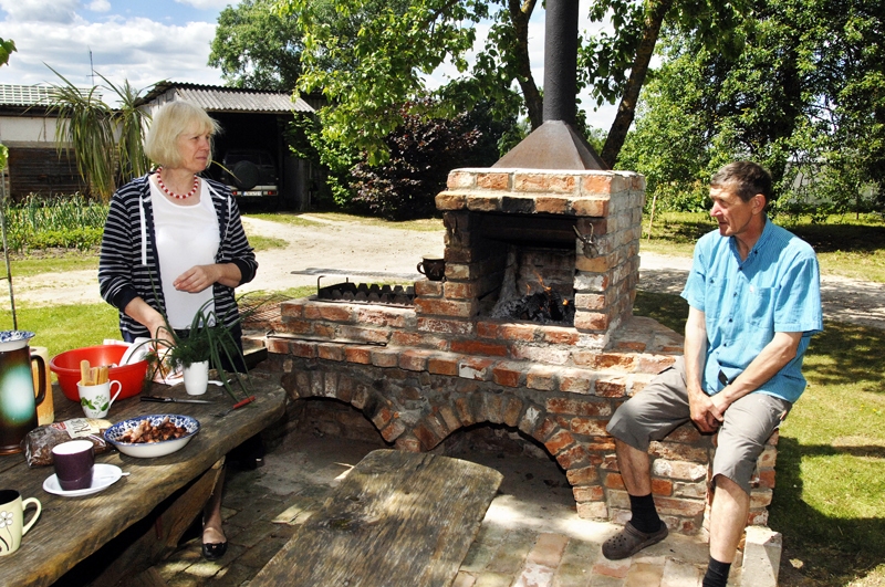 Daina un Jānis Burcevi pie kamīna atpūšas un svin svētkus. 
Autors: Ivars Bogdanovs