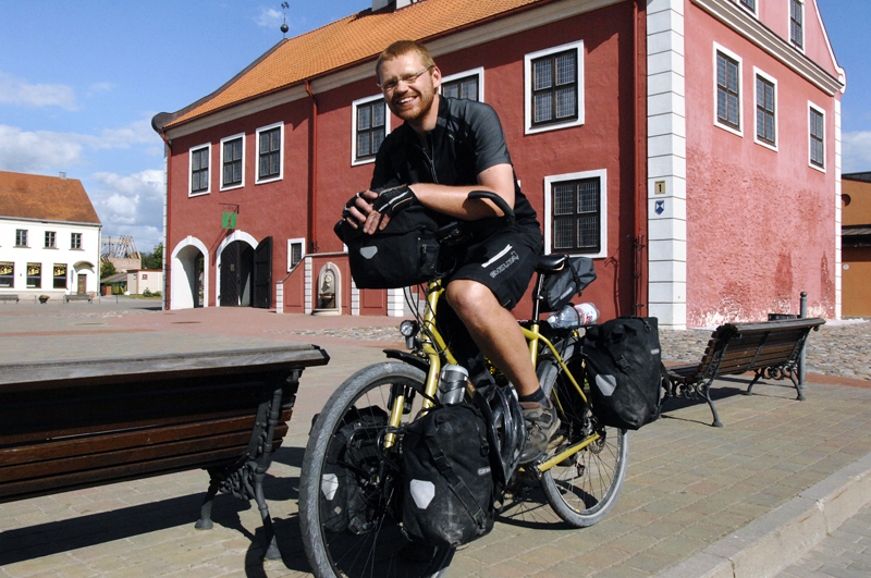 Andis Āboltiņš 20 dienu ceļojumu pa Eiropu noslēdza ar goda apli Bauskas Rātslaukumā. 
Autors: Ivars Bogdanovs