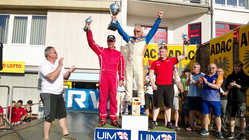 Uvis Slakteris (uz goda pjedestāla no kreisās) pirmajās starptautiskajās sacīkstēs izcīnīja otro vietu. 
Autors: A. Slakteris