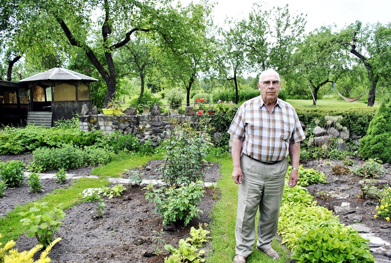 Arvīds Skuja labiekārtojis pagalmu – izveidojis lapeni un dārzu, uzcēlis siltumnīcu tomātiem. 
Autors: Māris Krūmiņš