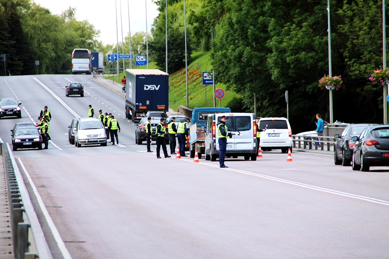 
Pērn vasaras saulgriežos policisti reida laikā apturēja un pārbaudīja visus transportlīdzekļus, kas šķērsoja Mēmeles tiltu.
Autors: no «Bauskas Dzīves» arhīva. 