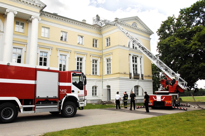 Atpūtas vietas glābšanai gatavi gan dzēsēji, gan darbinieki.
Autors: Ivars Bogdanovs