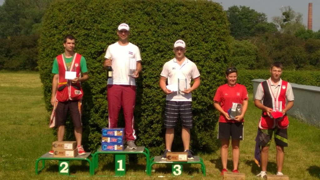 Latvieši aizņem divus no trim goda pjedestāliem šaušanas sacensībās Polijā.

Autors: No albuma.
