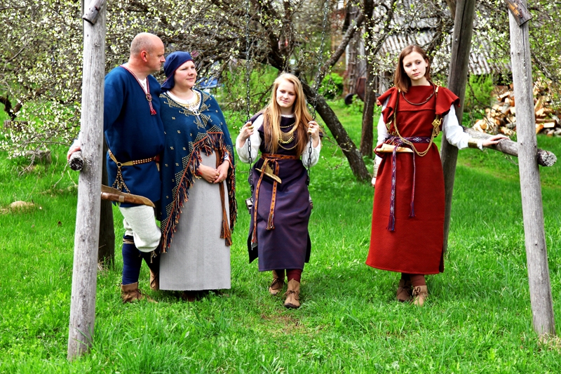 Dravu ģimene – Uģis, Gundega, Dārta un Kate arheoloģiskajos tautastērpos.
Autors: No albuma.