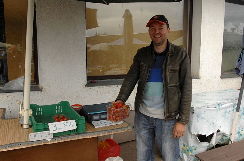 Stelpietis Kristaps Stallītis ogas pārdod par 3,70 eiro kilogramā. Cena tirgū krītoties teju katru dienu, un arī K. Stallītis to samazina. Polijas zemenes var iegādāties par aptuveni 2,50 eiro kilogramā, ko daudzi labprāt dara. 
Autors: Ivars Bogdanovs