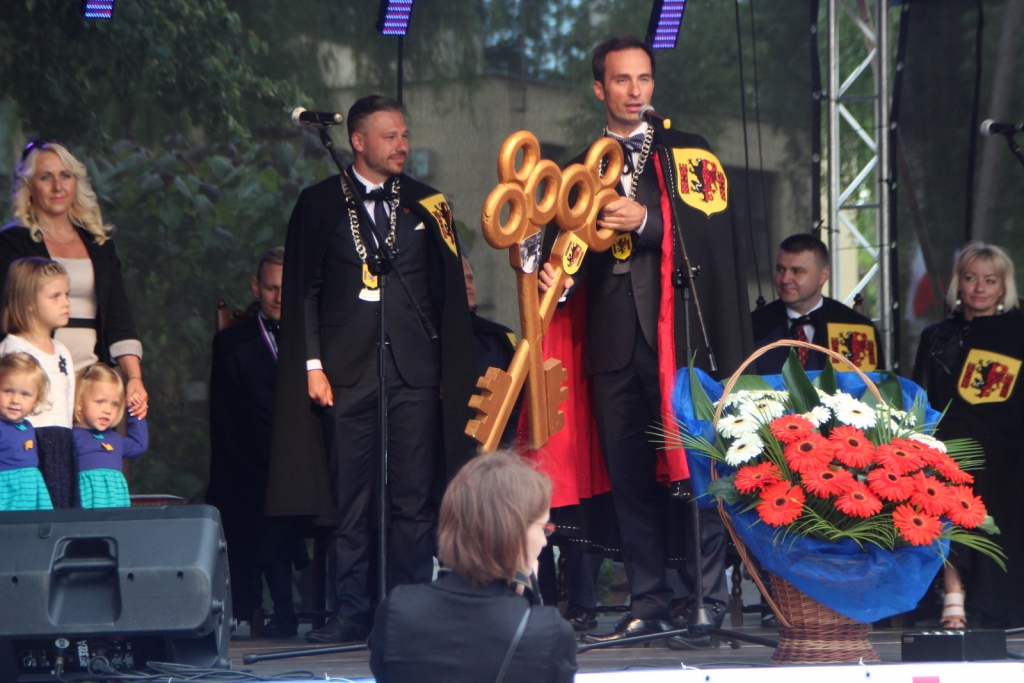 Ripinas mērs Pāvels Gžibovskis svinīgajā svētku sarīkojumā pasniedz simboliskās pilsētas atslēgas Visoci ģimenei, kas audzina trīs meitiņas, viņu vidū dvīnītes Nikolu un Luīzu (attēlā kreisajā pusē). Pilsētas atslēgas - drošība un nākotne - nodotas jaunās paaudzes rokās. 
Autors: Raitis Ābelnieks