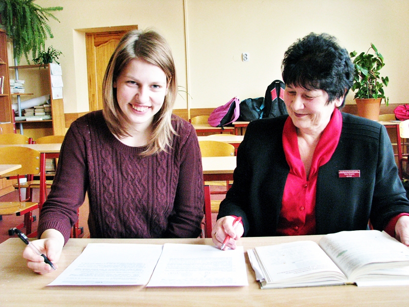 Annija Varkale (no kreisās).