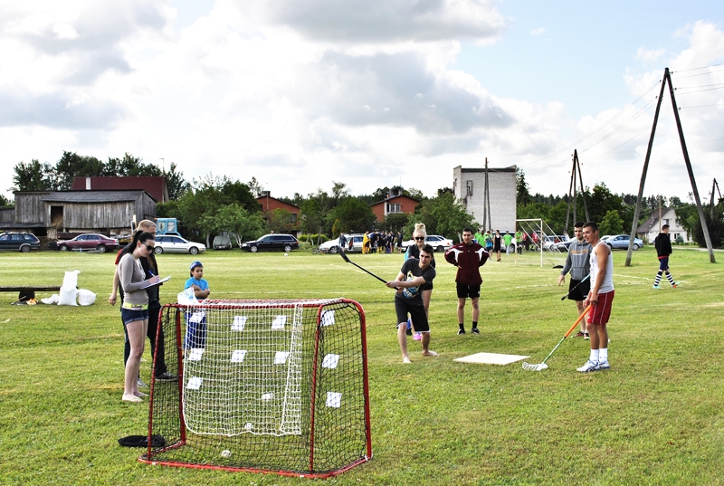 Ikviens klātesošais varēja izmēģināt savu roku florbola precizitātes metienos.
Autors: Māris Krūmiņš