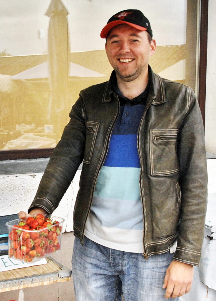 Kristaps Stallītis no Stelpes ogas pārdod par 3,70 eiro kilogramā. Cena tirgū krītoties teju katru dienu, un arī K. Stallītis to samazina. Polijas zemenes var iegādāties par aptuveni 2,50 eiro kilogramā, ko daudzi labprāt dara.
Autors: Ivars Bogdanovs