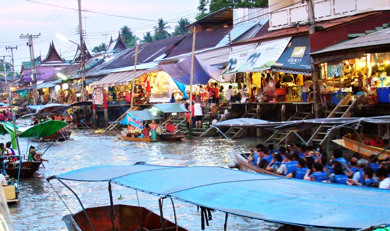 «Peldošais» tirgus – eksotiskās valsts krāsainības simbols.
Autors: no personiskā albuma