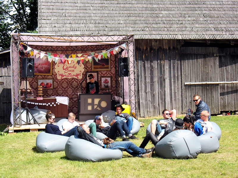 Festivāla apmeklētāji pēc lustīgas līgošanas «Lejeniekos» klausās DJ Ed Veto piedāvāto elektronisko mūziku. 
Autors: Ilze Lujāne