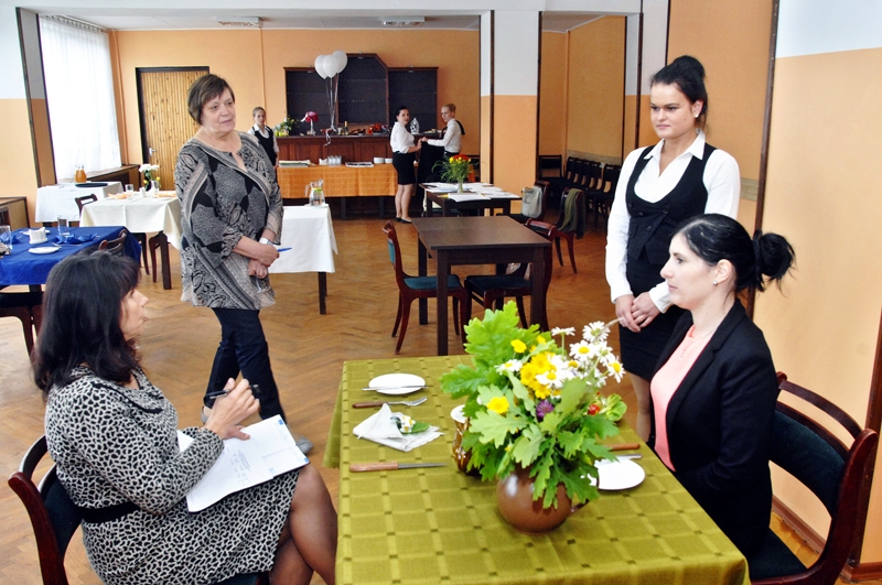 Eksāmens viesmīlības pakalpojumu speciālistiem. Santa Pastva (stāv no labās) gaida, ko teiks eksāmena vērtētājas – Gunta Smaļķe (no kreisās), Solveiga Ikerte un Ilze Djačuka. 
Autors: IVARS BOGDANOVS