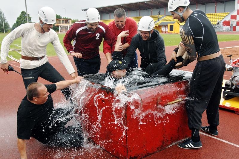 Uzvarētāji – VUGD Bauskas daļas vīri – saskaņā ar tradīciju savu komandieri Vadimu Kuzmiču izpeldināja ūdensmucā.
Autors: Ivars Bogdanovs