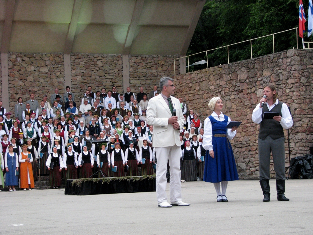VIII Ziemeļu un Baltijas valstu Dziesmu svētku Novadu dienās Bauskā koncerta dalībnieku uzrunāja domes priekšsēdētājs Raitis Ābelnieks (no kreisās). Koncertu vadīja Solvita Jirgensone un Jēkabs Nākums.
Autors: Vilnis Auzāns