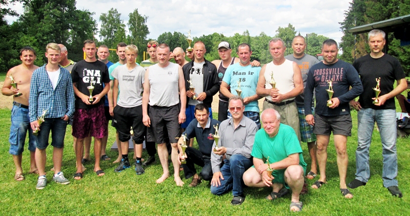 Rundāles novada «Līdumniekos». Jāņa Kalēja kausa izcīņas dalībnieku kopbilde.
Autors: no lidumniekusports.lv.