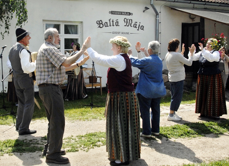 Folkloras kopa «Svitene» izdancināja svētku viesus un ieinteresētos ārzemju tūristus. 
Autors: Ivars Bogdanovs