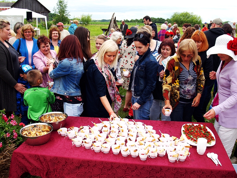 Svētku galvenās varones zemenes – gardas un aromātiskas – bija baudāmas arī dažādos ēdienos.
Autors: Madara Ērgle
