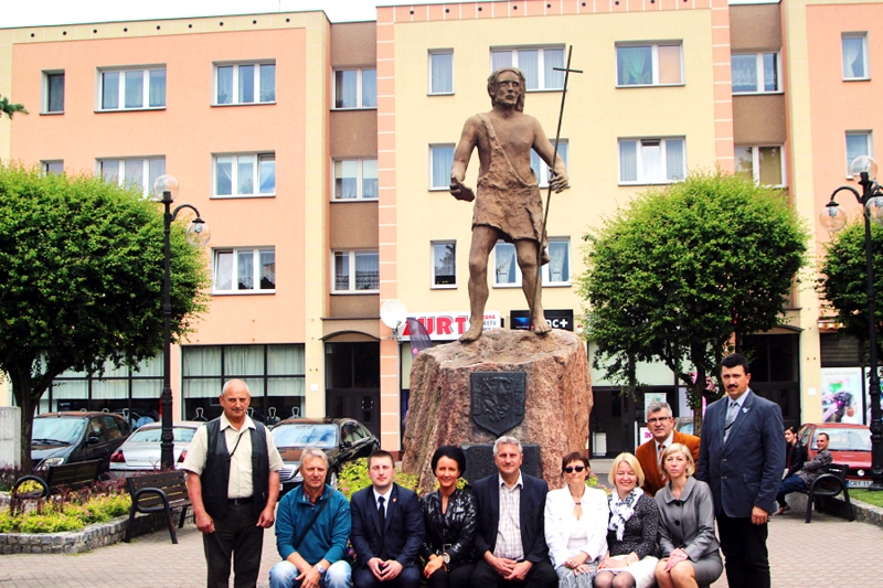 Pie Ripinas aizbildņa Jāņa Kristītāja pieminekļa – Bauskas delegācija (no labās), līdzās pakrojieši. 
Autors: Raitis Ābelnieks