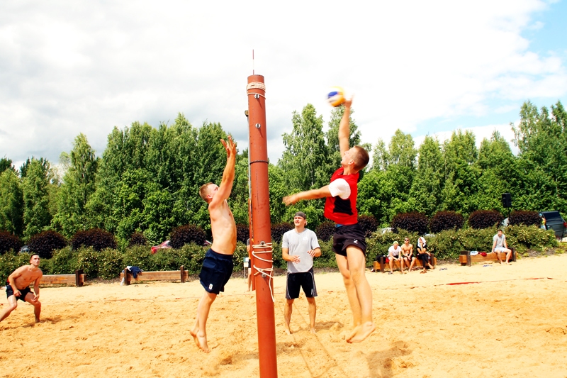 Jorens Janišonis gremdē bumbu Kristapa Lisovska (no kreisās) un Jāņa Zadovska laukumā. Bumbai seko Aivars Petruševics. 
Autors: Uldis Varnevičs