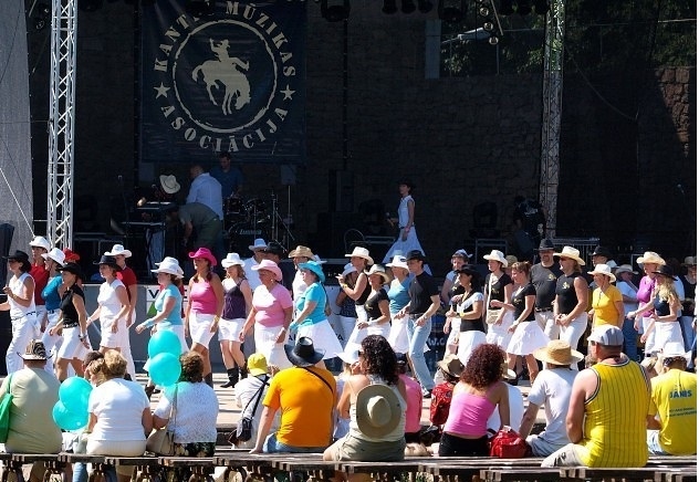 Bauskas pilskalna estrādē nedēļas nogalē, 3. un 4. jūlijā, notiks 17. Kantrimūzikas festivāls.
Autors: No arhīva.