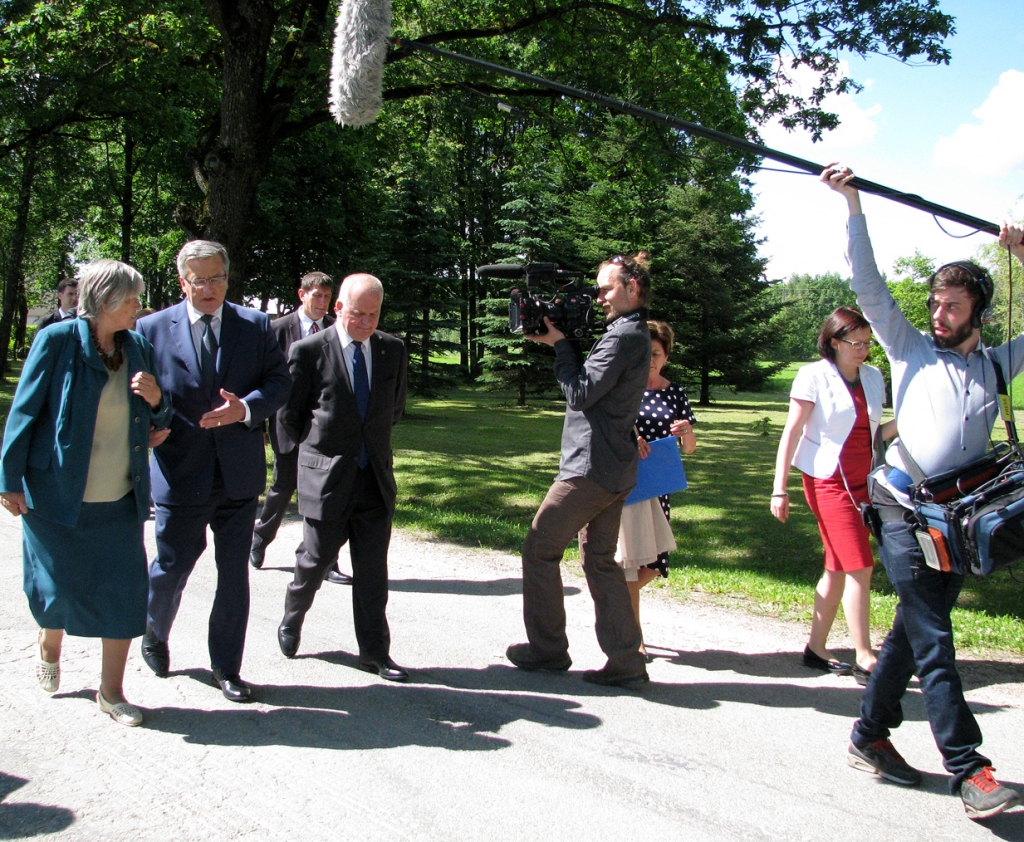 Polijas prezidents Broņislavs Komorovskis Pēterdienā, 29. jūnijā, apmeklēja Kurmeni. Piebalgā dzīvojošā Ināra Neilande kļuvusi par foto un kino zvaigzni. B. Komorovskim viņa pirms pāris gadiem uzdāvināja pie sevis glabātās prezidenta dzimtas relikvijas. 
Autors: Vilnis Auzāns