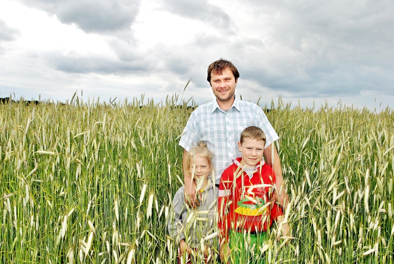 Jānis Bračka šajā vasarā priecājas par rudziem, kas padevušies labi. Tēva lietas pamazām sāk pārzināt vecākie bērni – dēls Kristaps un meita Emīlija. Pastarīte, gadiņu vecā Lauma, rudzu laukā vēl nebūtu pamanāma.
Autors: Māris Krūmiņš