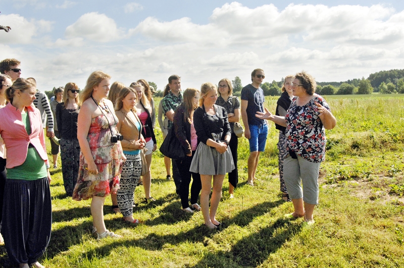 Iecavas novada «Cepļos» mācību dalībniekus uzņem saimniece Ruta Āboliņa (no labās).
Autors: Ivars Bogdanovs