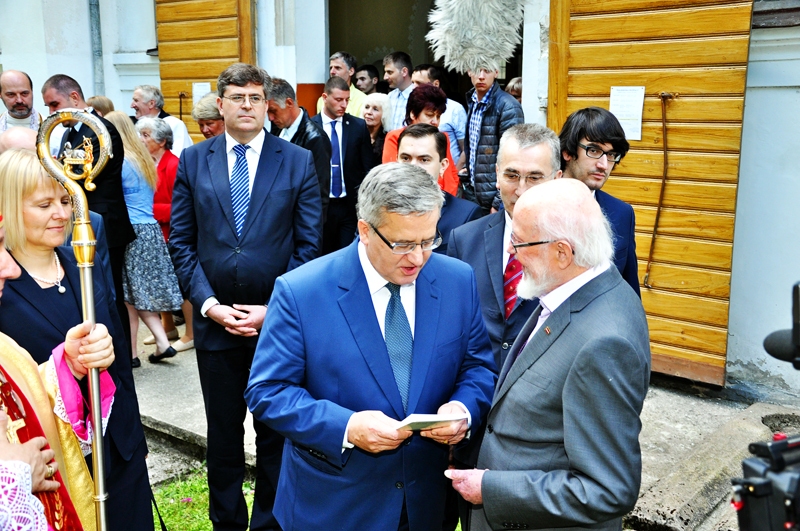 Broņislavs Komorovskis, Polijas prezidents (centrā), pie Kurmenes baznīcas sarunājas ar bijušo kurmenieti dzejnieku un tulkotāju Knutu Skujenieku.
Autors: Žanna Zālīte