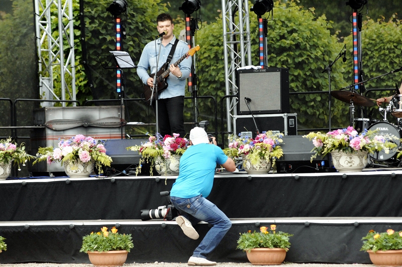 Rundāles pils dārza svētkos bija daudz apmeklētāju un fotogrāfu. Daži labāko kadru mednieki nebaidījās ne rāpot, ne līst uz vēdera.
Autors: Ivars Bogdanovs