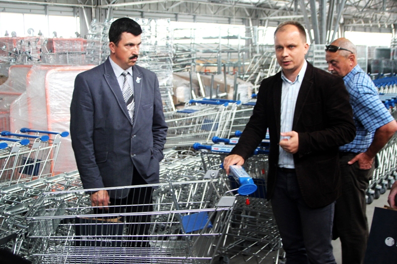 Uzņēmumā «Damix». Arnolds Jātnieks (no kreisās) un rūpnīcas komerc-direktors Marcins Rzečevskis pie vācu veikalu tīklam «REAL» saražotajiem iepirkumu ratiņiem. 
Autors: Raitis Ābelnieks