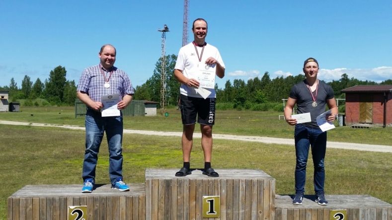 Dainis Upelnieks (vidū) ieguva Latvijas čempiona titulu apaļā stenda šaušanā, trešais – Emīls Starodubcevs (no labās). 
Autors: sasa.lv