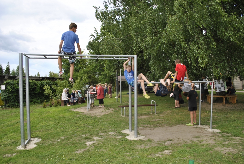  Otrdien, 30. jūnijā, daudzdzīvokļu māju pagalmā tika atklāts āra trenažieru laukums.
Autors: Māris Krūmiņš