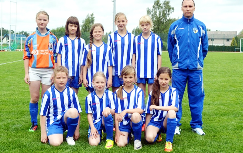 FK «Iecava» U12 meiteņu komanda kopā ar treneri Jevgēniju Gedertsonu.
Autors: no lff.lv.