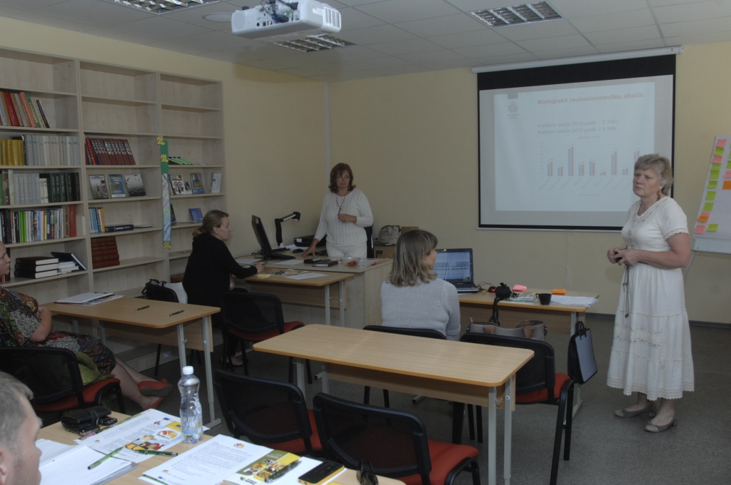 Eleonora Maisaka (no labās), Latvijas Lauku konsultāciju un izglītības centra pārstāve Bauskā, iesaka jauniešiem nebaidīties īstenot idejas, kuras sākumā liekas nerealizējamas. 


Autors: Ivars Bogdanovs